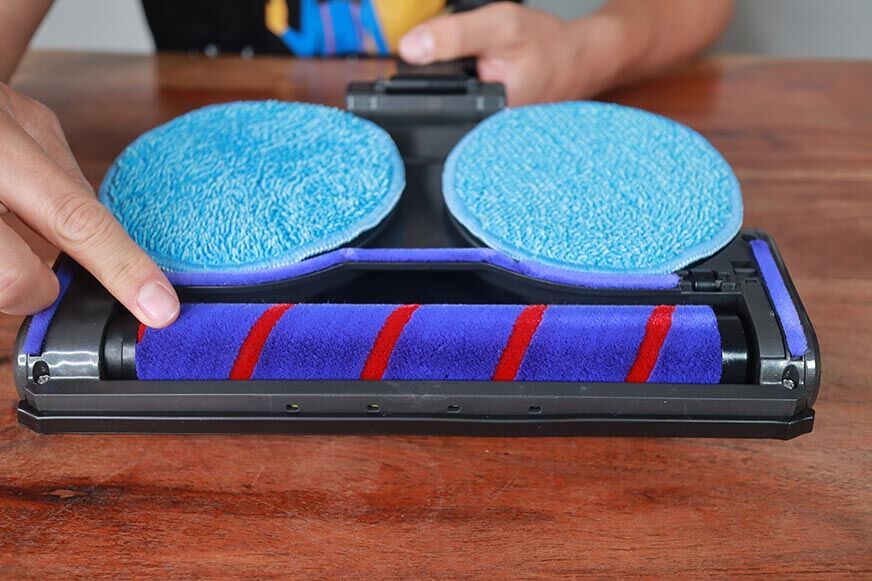 Die Ancocs Bürste von unten, mit dem Softroller von Dyson